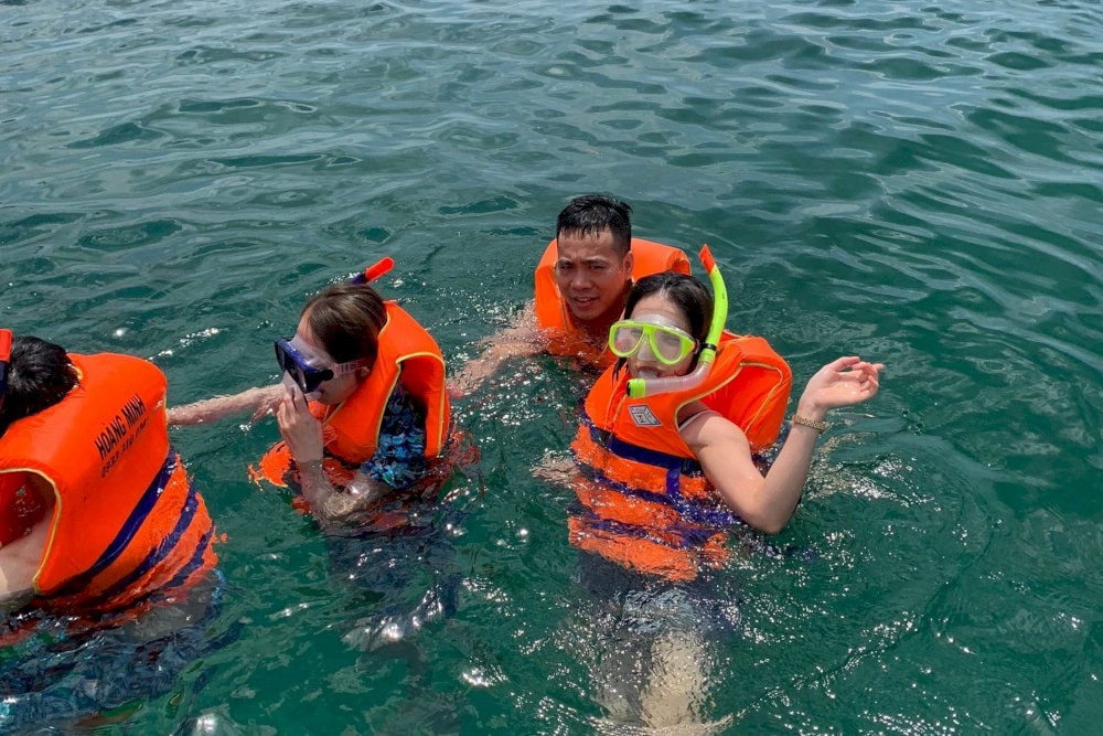 /sitecore/media library/SEO-images/2025 SEO/Traffic TA/MN/snorkeling in phu quoc island/beneath-the-cool-water